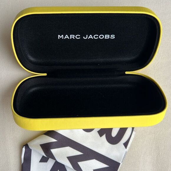 Marc Jacobs sunglasses Case and cleaning cloth - Picture 8 of 9